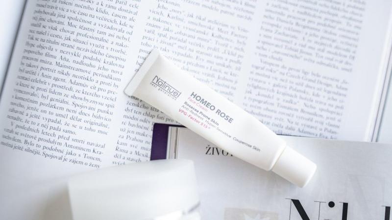 Krémové sérum zmírňuje začervenání, působí proti kuperóze a omezuje citlivost.