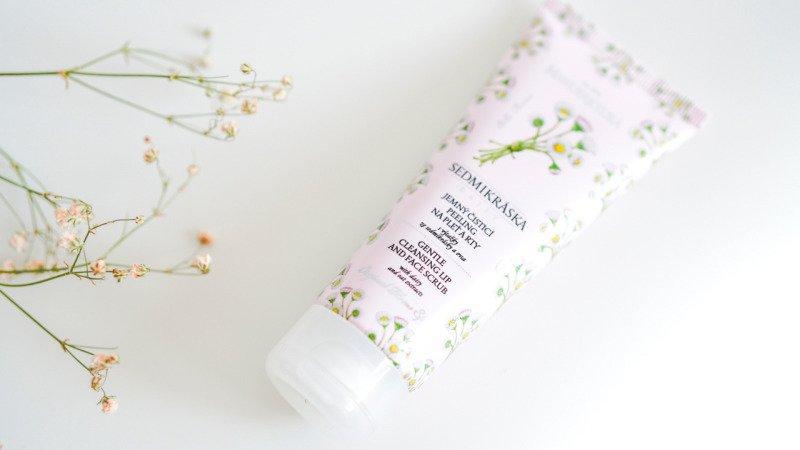 Čisticí peeling Sedmikráska od Manufaktury neodolatelně voní.