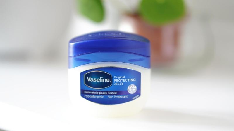 Cestovní balení vazelíny od značky Vaseline.