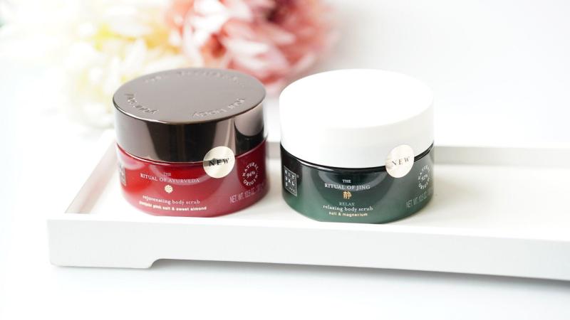Peelingy od Rituals z řady Ayurveda a Jing v detailu